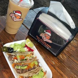 3 tacos de carne asada y 1 agua de cebada