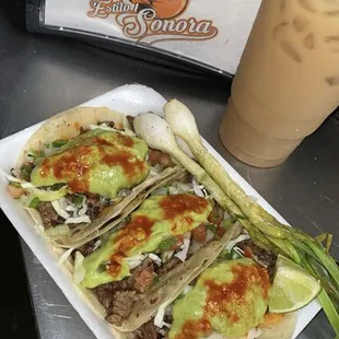 3 tacos de carne asada  una agua de cebada