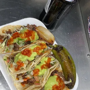 Cuatro tacos de asada por favor