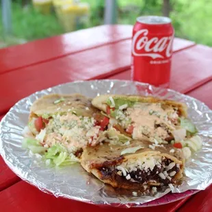 Especial 3 gorditas, 1 soda de lata 12.50