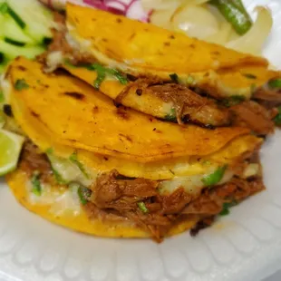 Vengan por sus quesabirria tacos con queso, cilantro y cebolla. Come get your quesabirria taco with cheese onions, and cilantro.