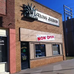 the outside of a restaurant