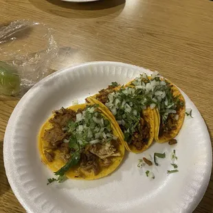 Taco de carnitas and 2 tacos de alpastor