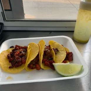 a plate of tacos and a drink