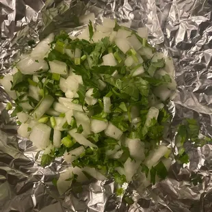 Pedasos enormes de cilantro e cebolla. Un Bebe sé le atoraria eso en la garganta. Las carnitas Estan recalentadas y peores.