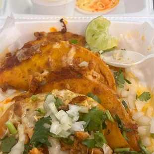 birria tacos con consommé