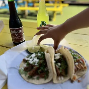 Tacos de tripa . Uno taco de chicharrón.