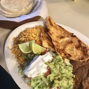 Chicken with salad and corn tortillas.