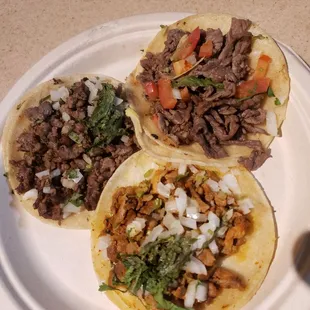 Tres tacos 1 de asida 1 de bistek y uno al pastor