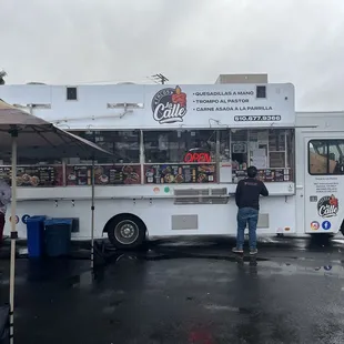 Located in a move size lot. Protective awning for the rain.