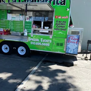 a green food truck
