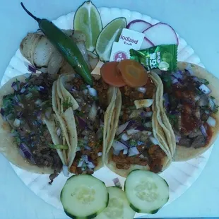 Deléitate con unos deliciosos tacos de asada y pollo, acompañados de todos los complementos para una deliciosa comida. Ven y visítanos!