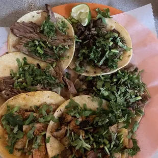 Tacos al pastor, de carne asada, y de birria.