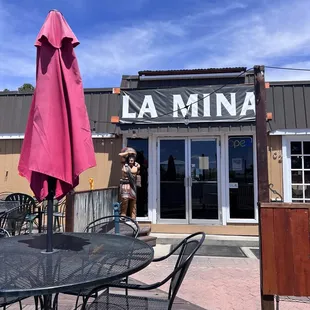 the outside of a restaurant