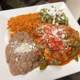 Huevos rancheros con salsa roja