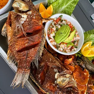 Parrillada familiar con mojará frita y ceviche