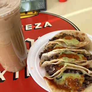 Tacos De Asada en tortilla de Harina  con guacamole bomb! Agua de Sebada!