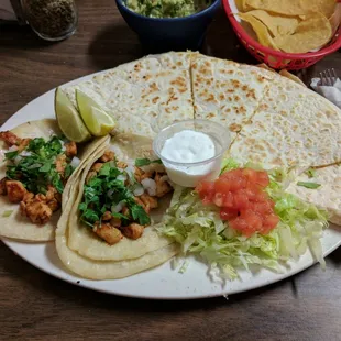 Tacos de pollo y quesadilla de pollo
