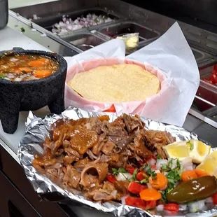 Plato de Carnitas con su salsa macha y tortillas a mano