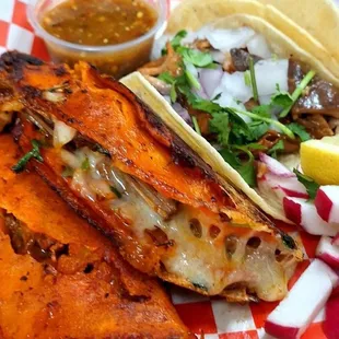 Quesa-birria con su consomé