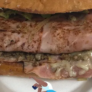 Ve y disfruta una rica torta de jamón y carne