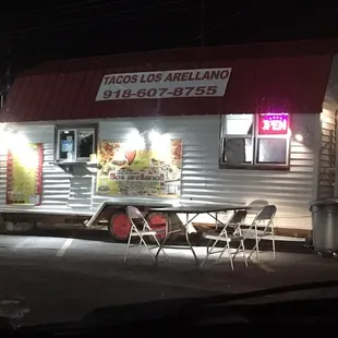 Small but very clean taco stand. Only one table outside, so plan to eat in your car or take back home.