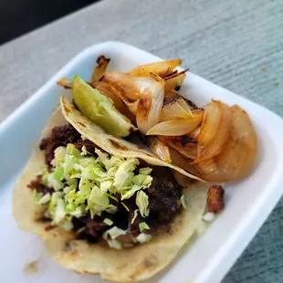 Cabeza taco on flour