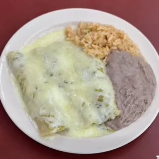 a plate of mexican food