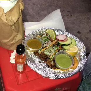 Tacos de asada y pastor con una chelita