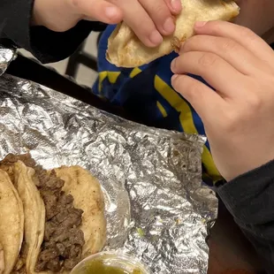 Tacos de asada con salsa verde
