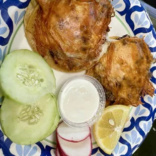 Tacos de asada con queso y crema