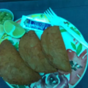 3empanas de camarón en  la comprá una soda gratis el día de hoy lunes.