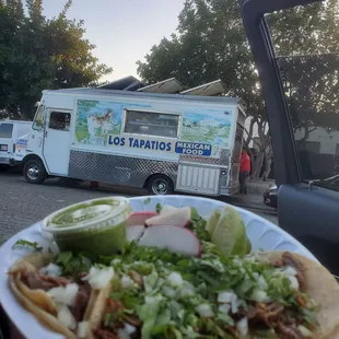 Cuarto tacos de lengua. Con cebolla y cilantro, rabanos y salsa verde.