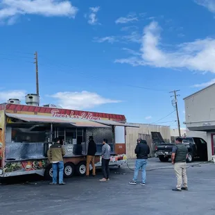 Monday lunch rush! You can find the truck outside Dale&apos;s Transmission &amp; Auto Repair.