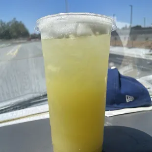 Su agua con poquito hielo