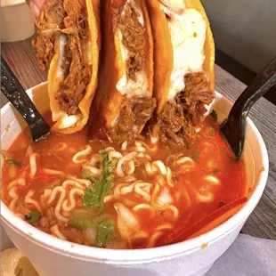 Birria con ramen y quedabirrias