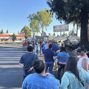 Saturday at 520pm. Waited 1 hr to order and almost another 1 hr for food