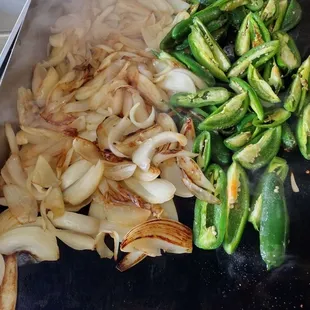 Sebollitas y chiles asados