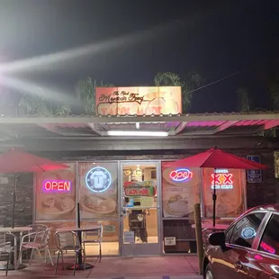 the outside of a restaurant at night
