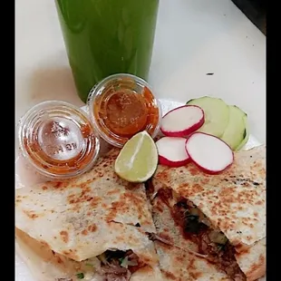 Quesadilla asada Agua pepino y limon