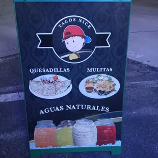 Agua naturales
Jamaica 
Horchata
Tamarindo
Pepino con limon
Piña