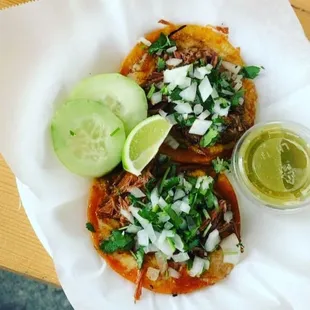 Tacos de birria 
Salsa verde