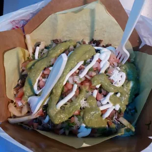 Asada fries
Queso
Guacamole
Pico de gallo
Crema
Salsa al gusto 
Salsa verde roja y habanero
