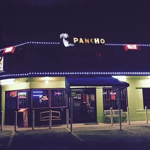 the front of a restaurant at night