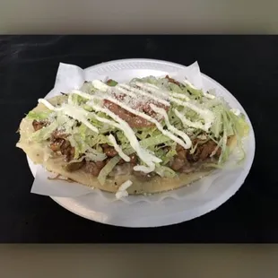 Tortilla echa a mano frijoles carne lechuga tomate crema y queso ,,,,