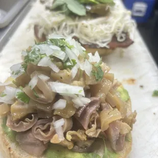 Cemita de carnitas mix (carnitas, buche y cueritos)
