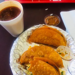 Tacos de birria con consume.