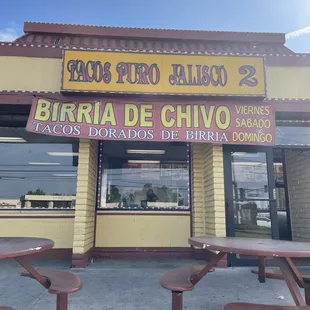 the outside of a restaurant