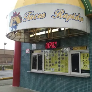 Front order window between the dual drive-throughs