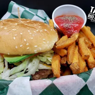 Porque nuestros clientes se merecen lo mejor, ahora tenemos papas fritas hechas al momento para acompañar tu rica hamburguesa Mexicana!